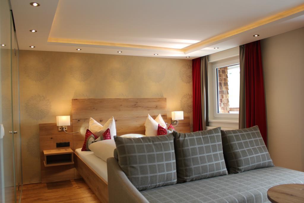 Hotel Garni Laerchenhof Lech am Arlberg Room photo