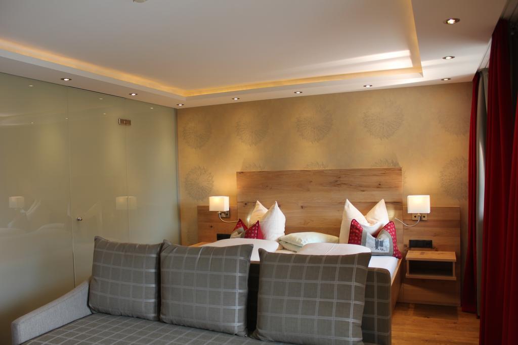 Hotel Garni Laerchenhof Lech am Arlberg Room photo